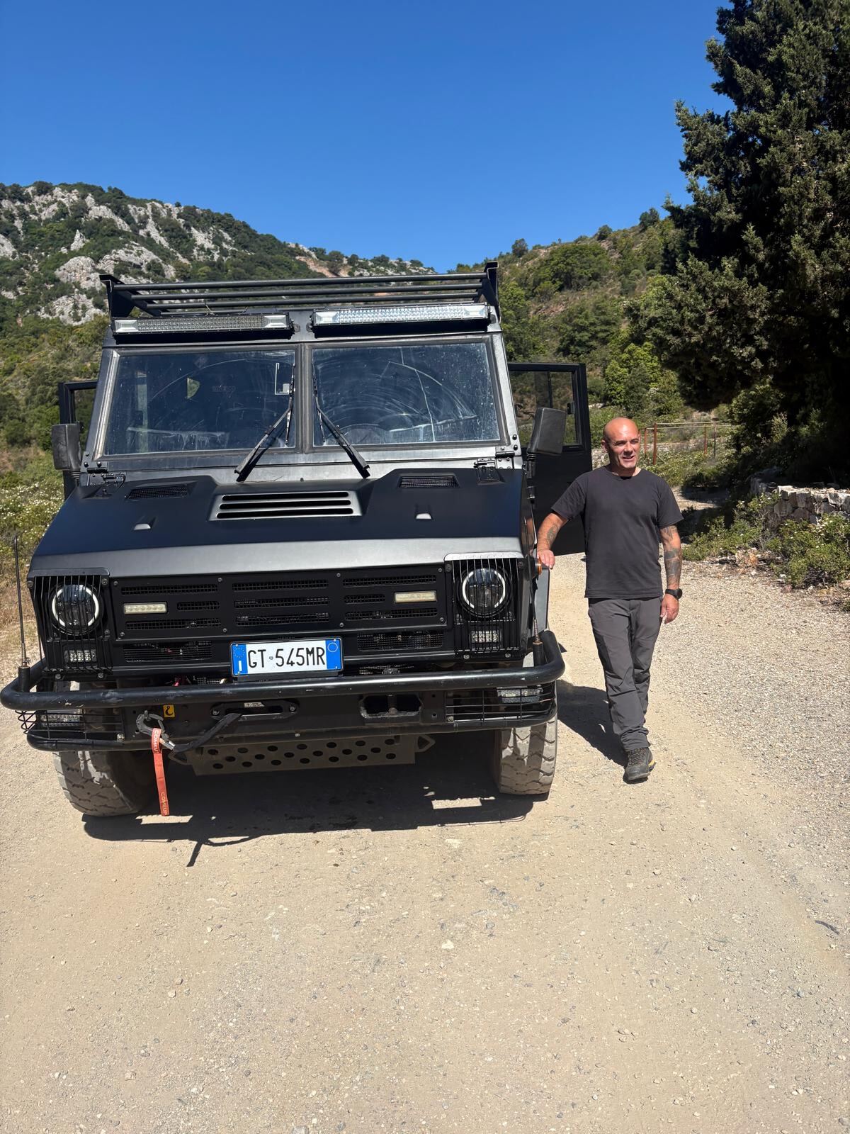 Geländewagen in den Bergen