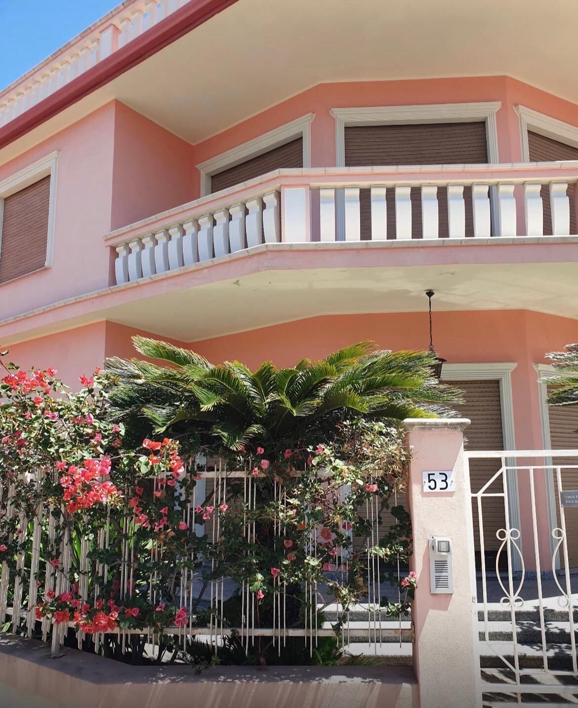 Original sardisches Familienhaus mit Bougainvillea