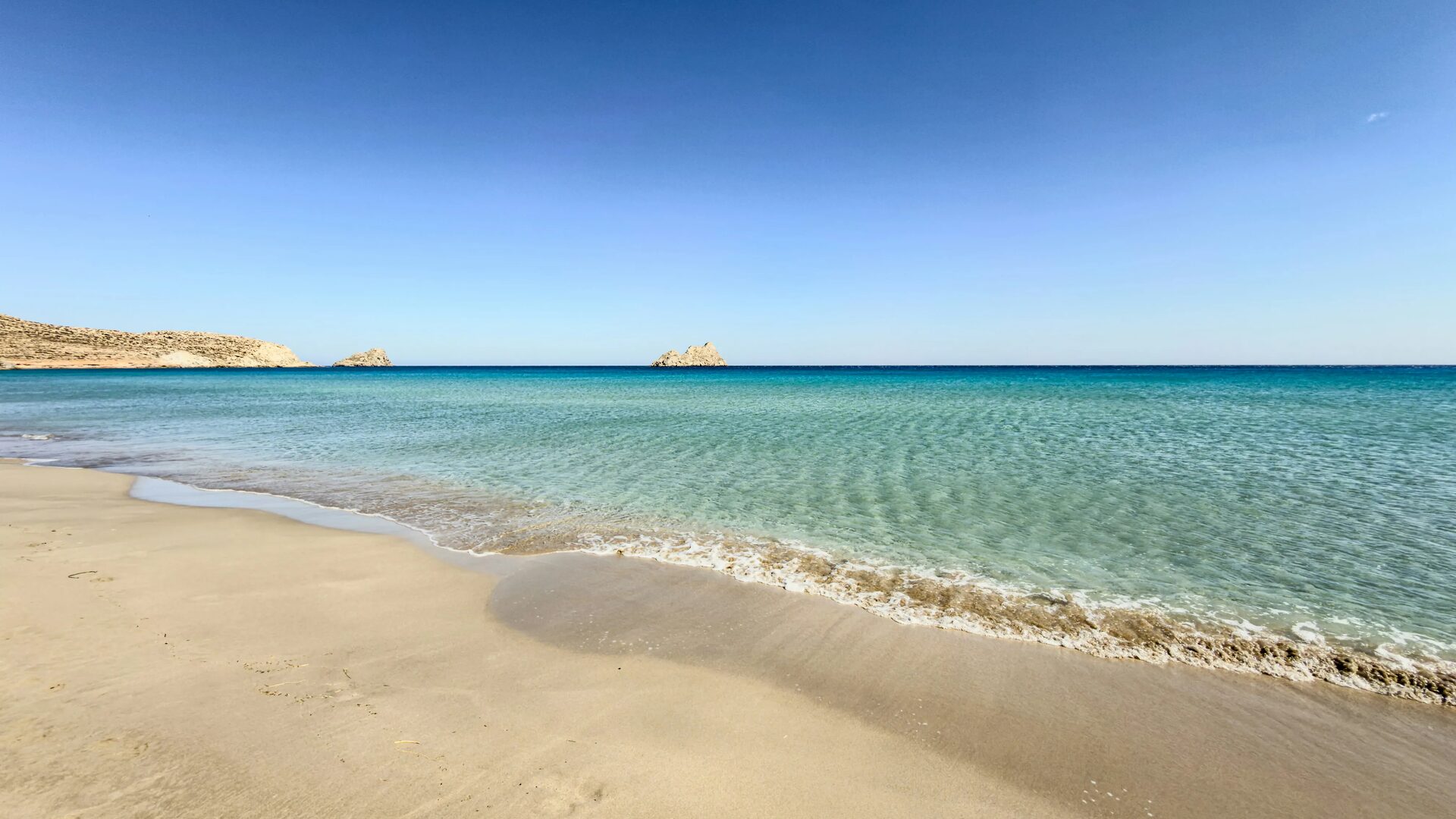 Heller Sandstrand mit türkisblauem, klarem Meer
