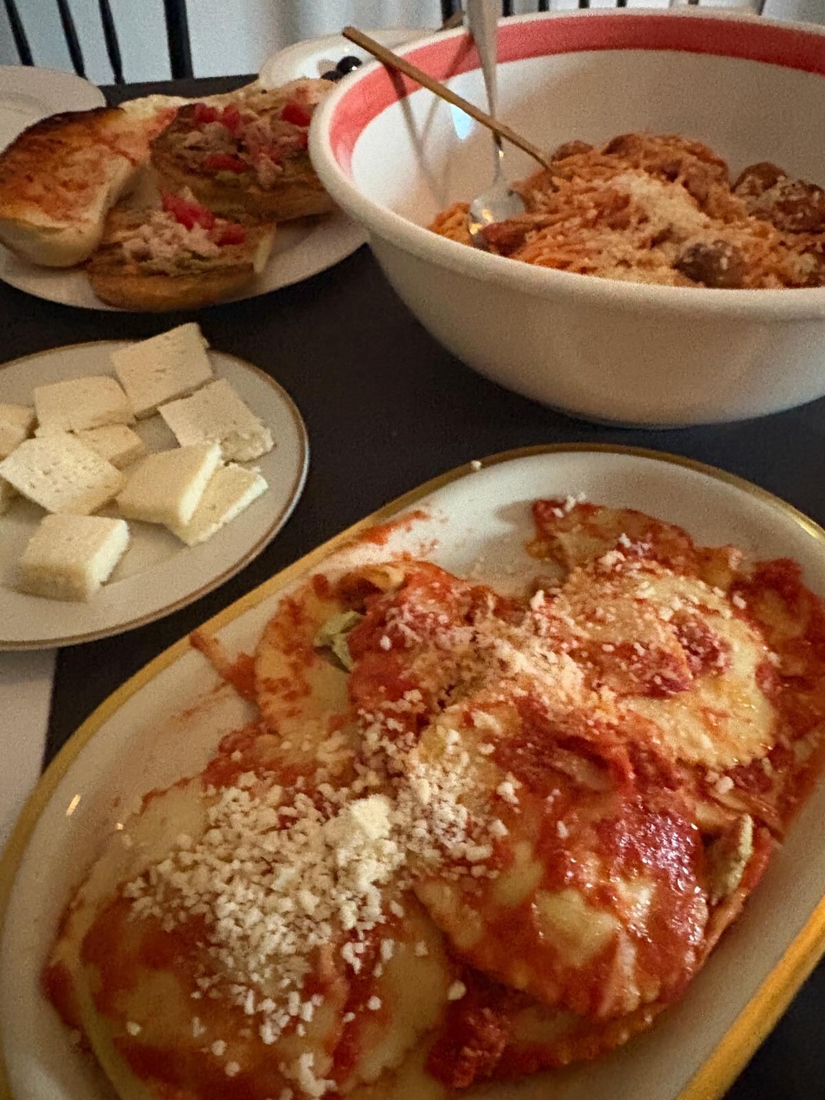 Ravioli mit Tomatensauce und Pecorino