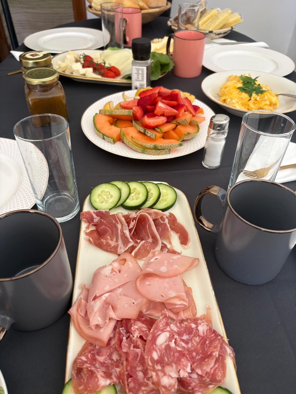 Frühstückstisch mit Aufschnitt, Obst und Käse