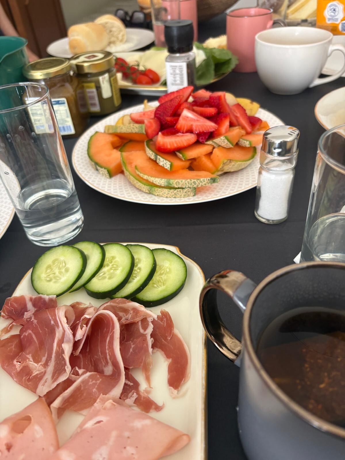 Melone und Erdbeeren zum Frühstück