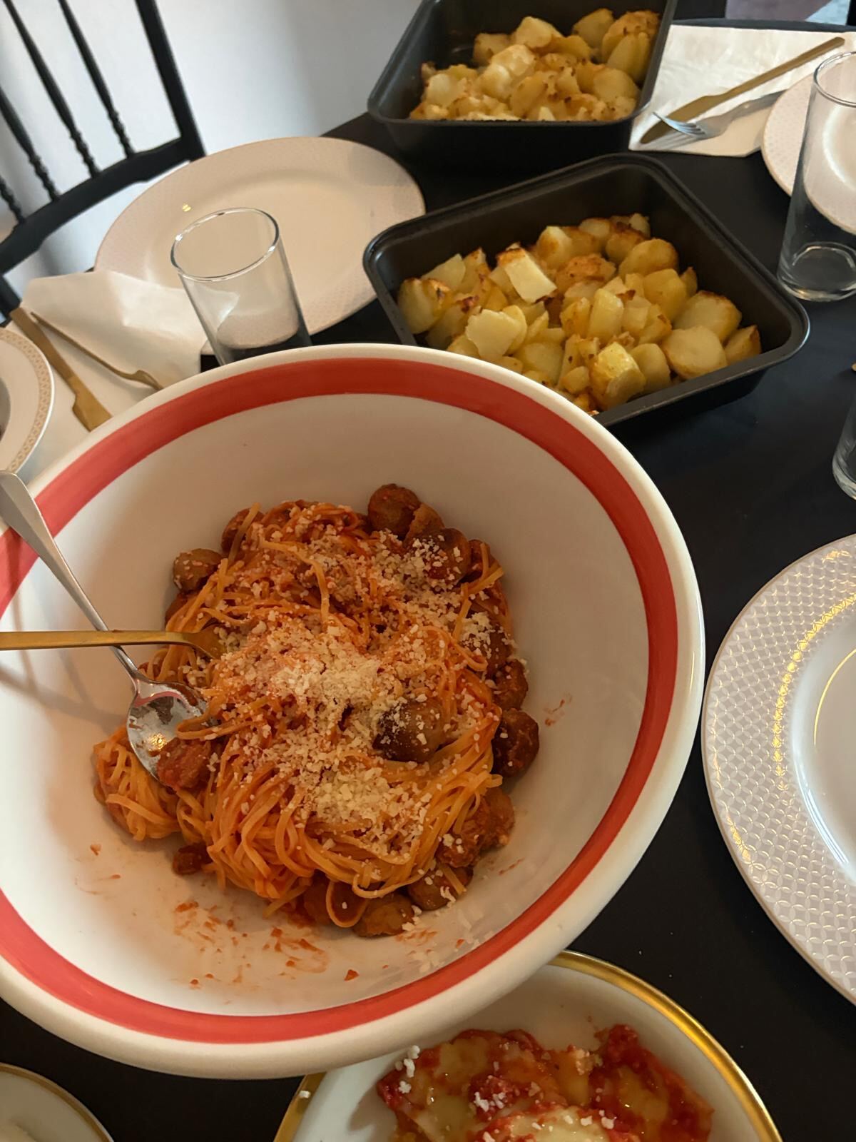 Pasta mit Fleischbällchen und Ofenkartoffeln