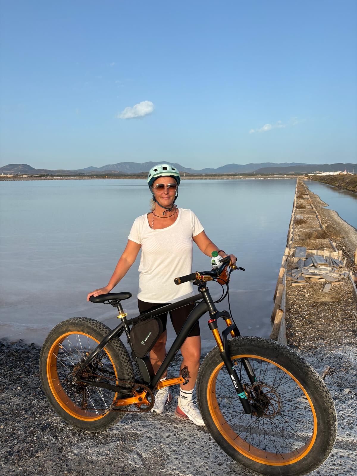 Yvonne Mascia-Burian mit Fatbike an den Salinen